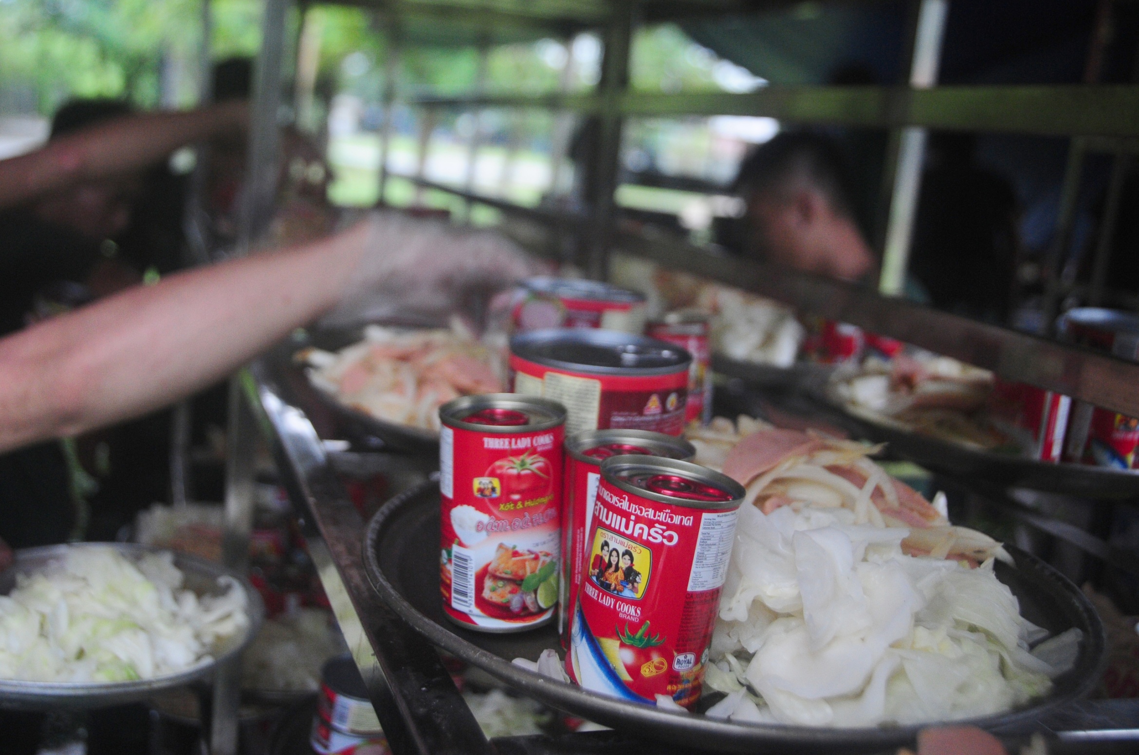 部队涉水帮助民众清理洪水后的淤泥,不麻烦哪怕一瓶水、一盒饭
